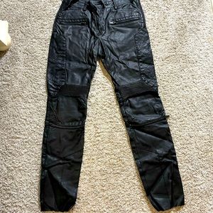 ZARA FAUX LEATHER CROPPED PANTS size xs